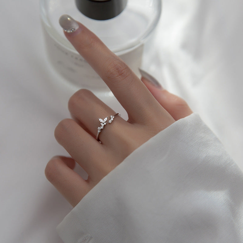 Delicate Silver Ring Adorned with Zirconia-tidenox