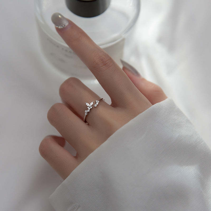 Delicate Silver Ring Adorned with Zirconia-tidenox