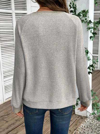 Ribbed Knit Two-Tone Top-tidenox