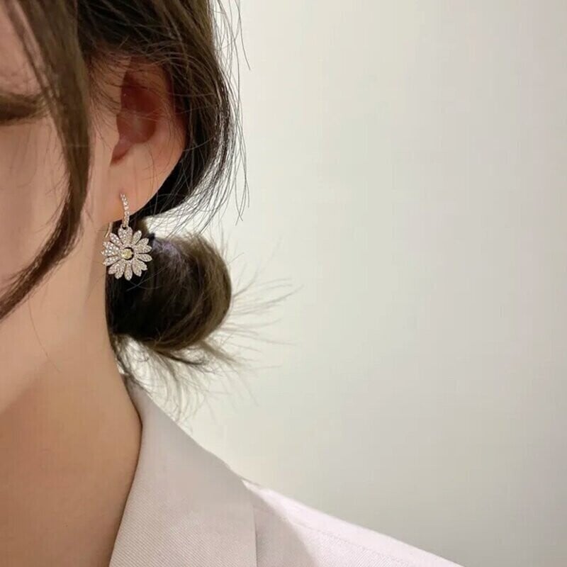 Elegant Small Daisy Flower Earrings-tidenox
