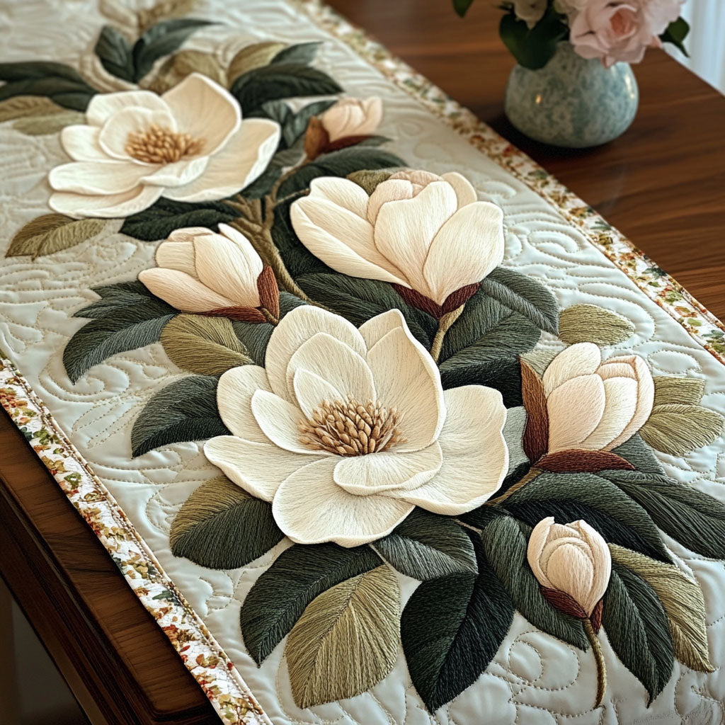 Magnolia Graceful Bloom Quilted Table Runner NCU0NT3698-tidenox