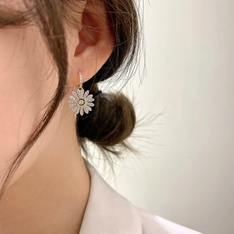 Elegant Small Daisy Flower Earrings-tidenox