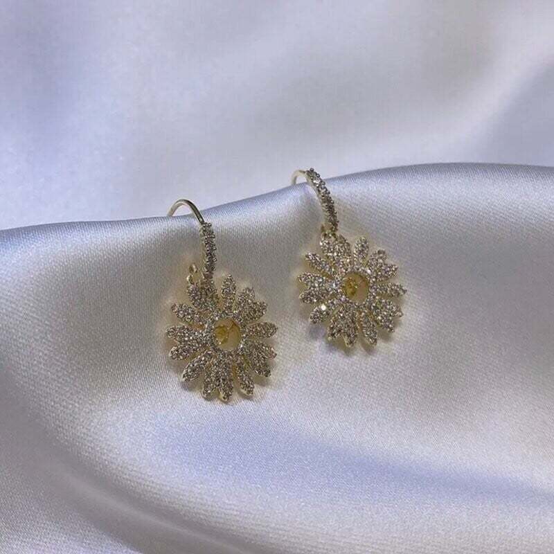 Elegant Small Daisy Flower Earrings-tidenox