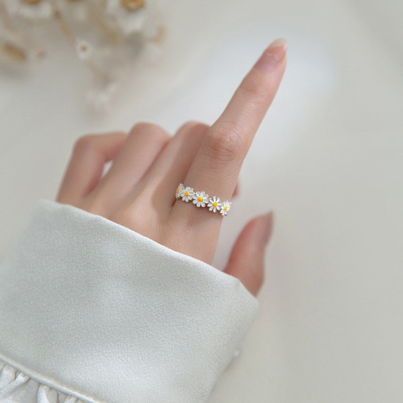 Daisy Ring – Emblem of Fresh Starts and Happiness-tidenox