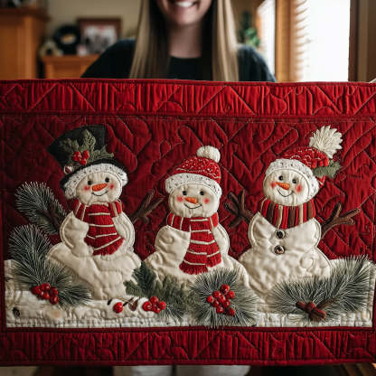 Crimson Cozy Snowmen Quilted Table Runner NCU0TH3849-tidenox