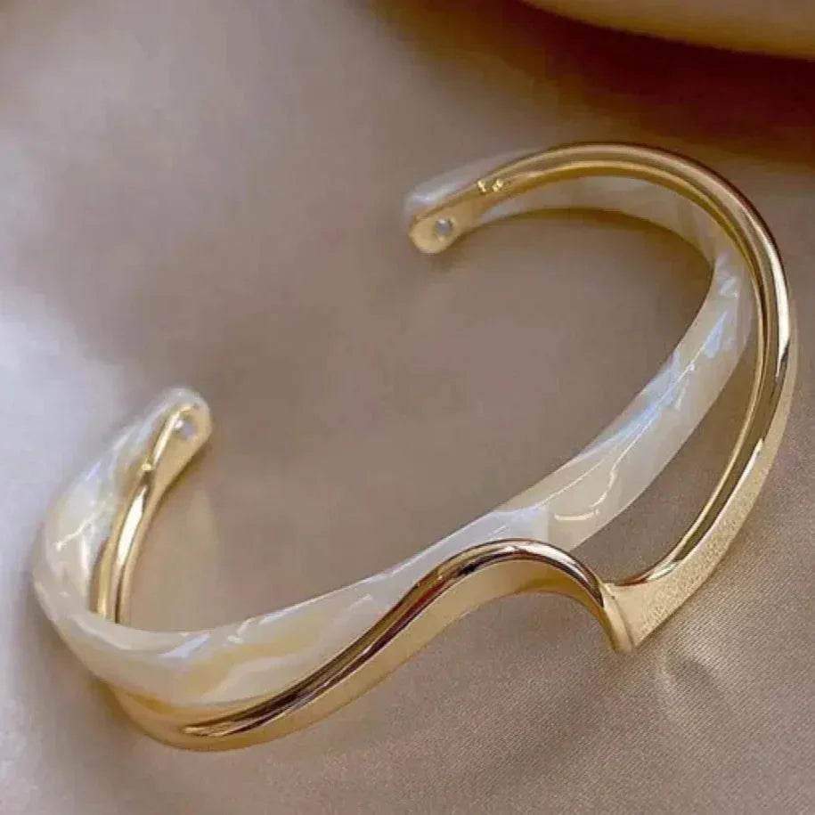 Elegant Gold Bracelet with White Opal-tidenox