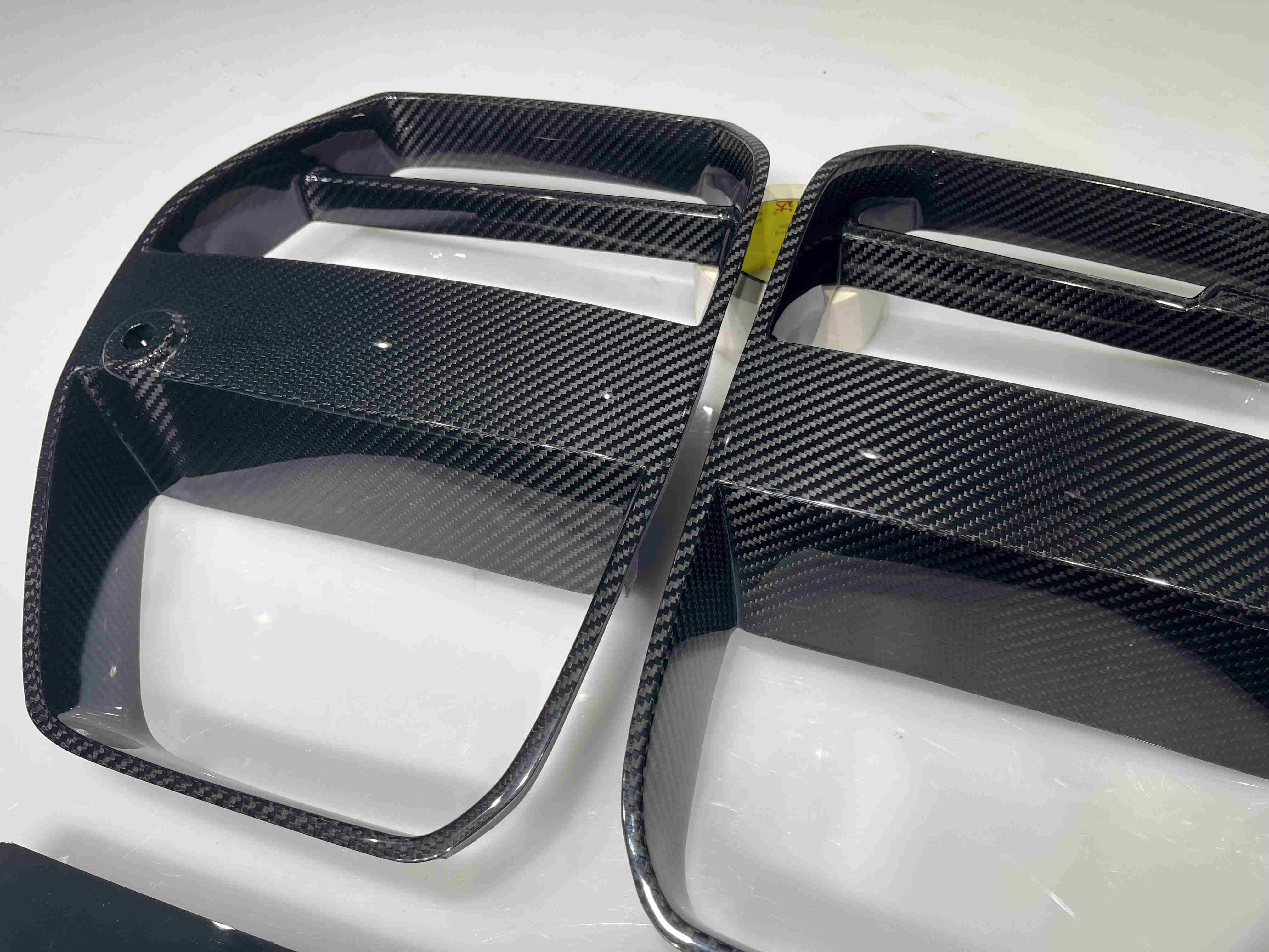 BMW M3 (G80) / M4 (G82) V-Style Dry Carbon Front Grille – 3K Matte Finish