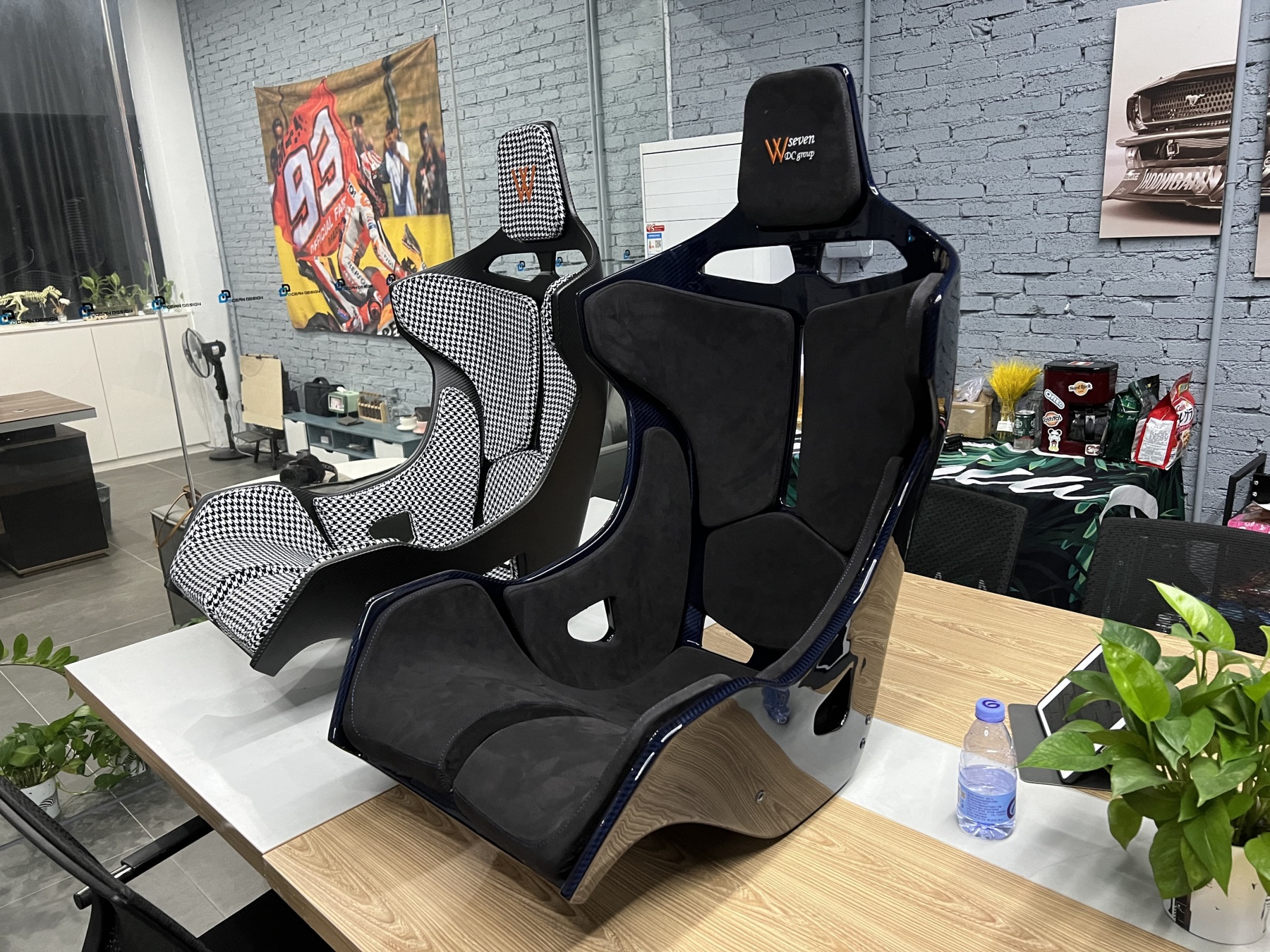 McLaren Senna Style Dry Carbon Bucket Seat - styling view
