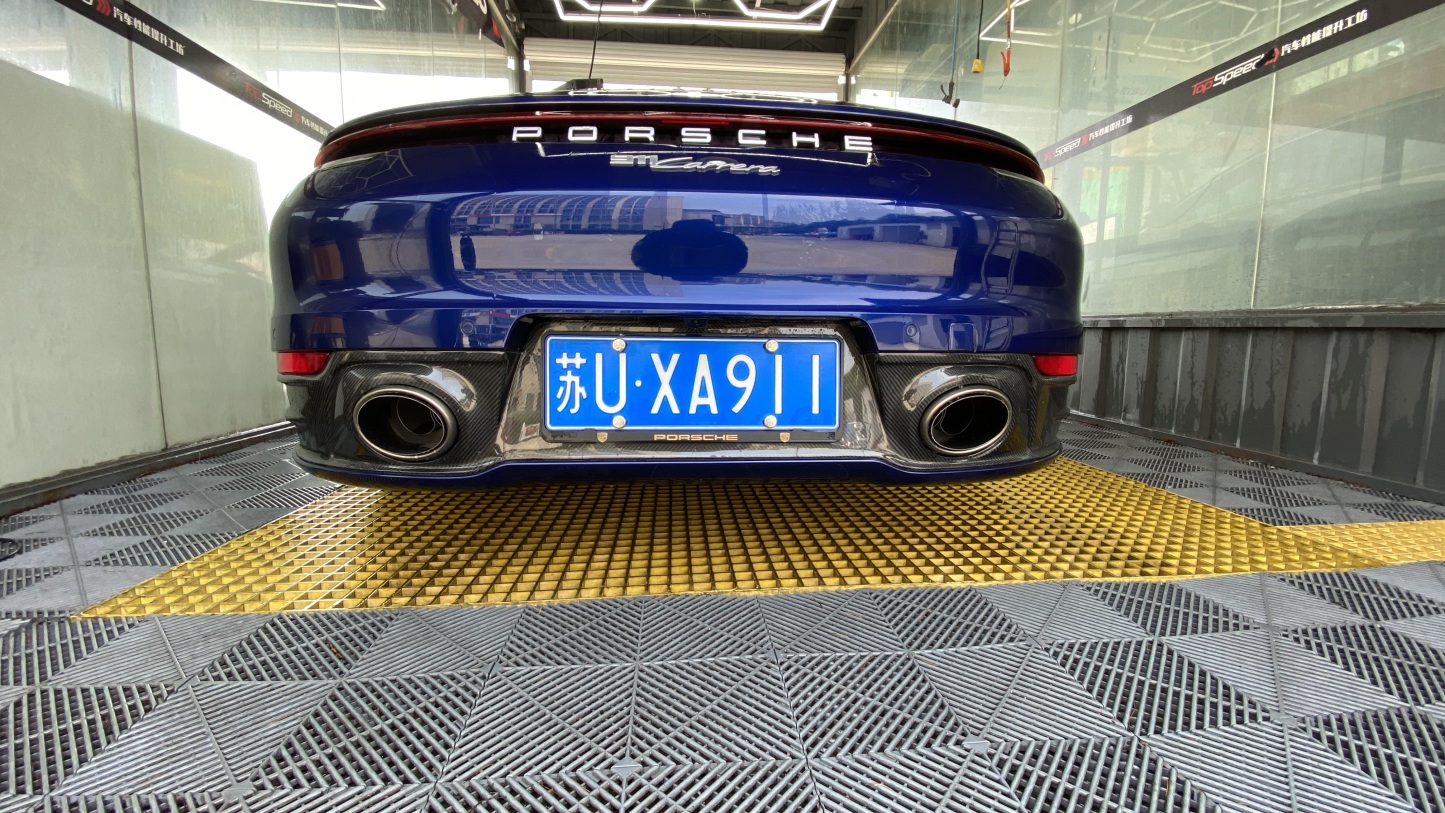 Porsche 911 992 SD Style Dry Carbon Rear Lip - styling view