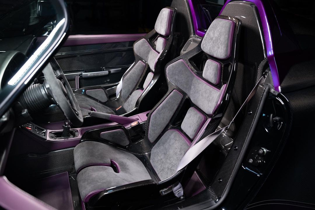 Porsche GW Style Dry Carbon Bucket Seat - styling view