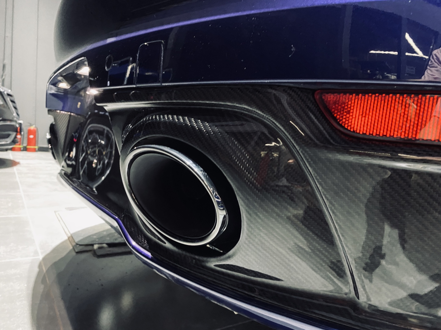 Porsche 911 992 SD Style Dry Carbon Rear Lip - styling view
