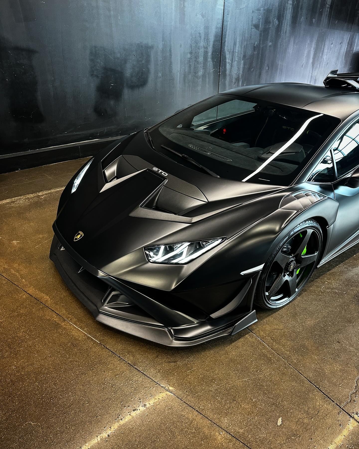 Lamborghini STO V Style Dry Carbon Parts - styling view