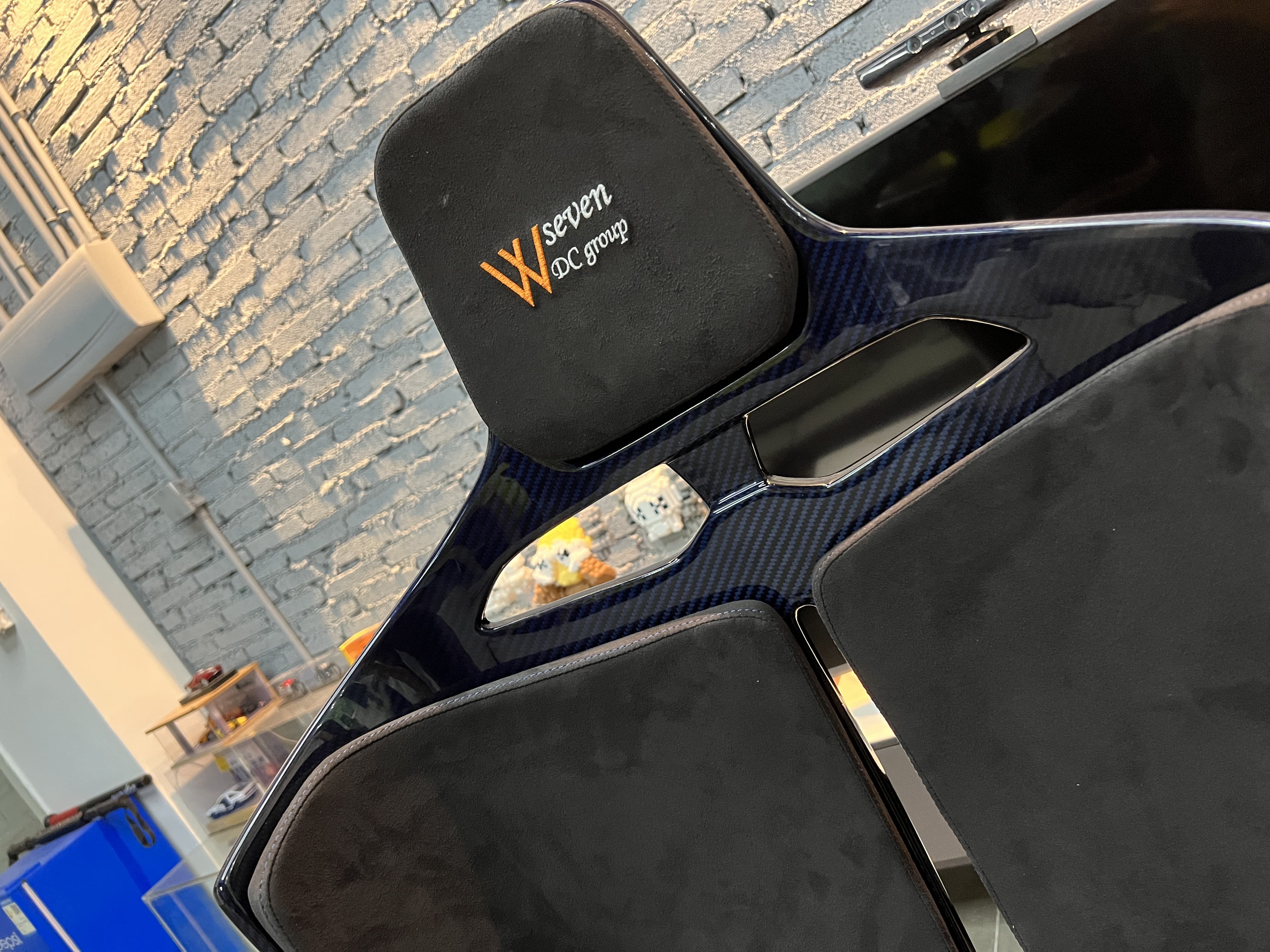 McLaren Senna Style Dry Carbon Bucket Seat - styling view