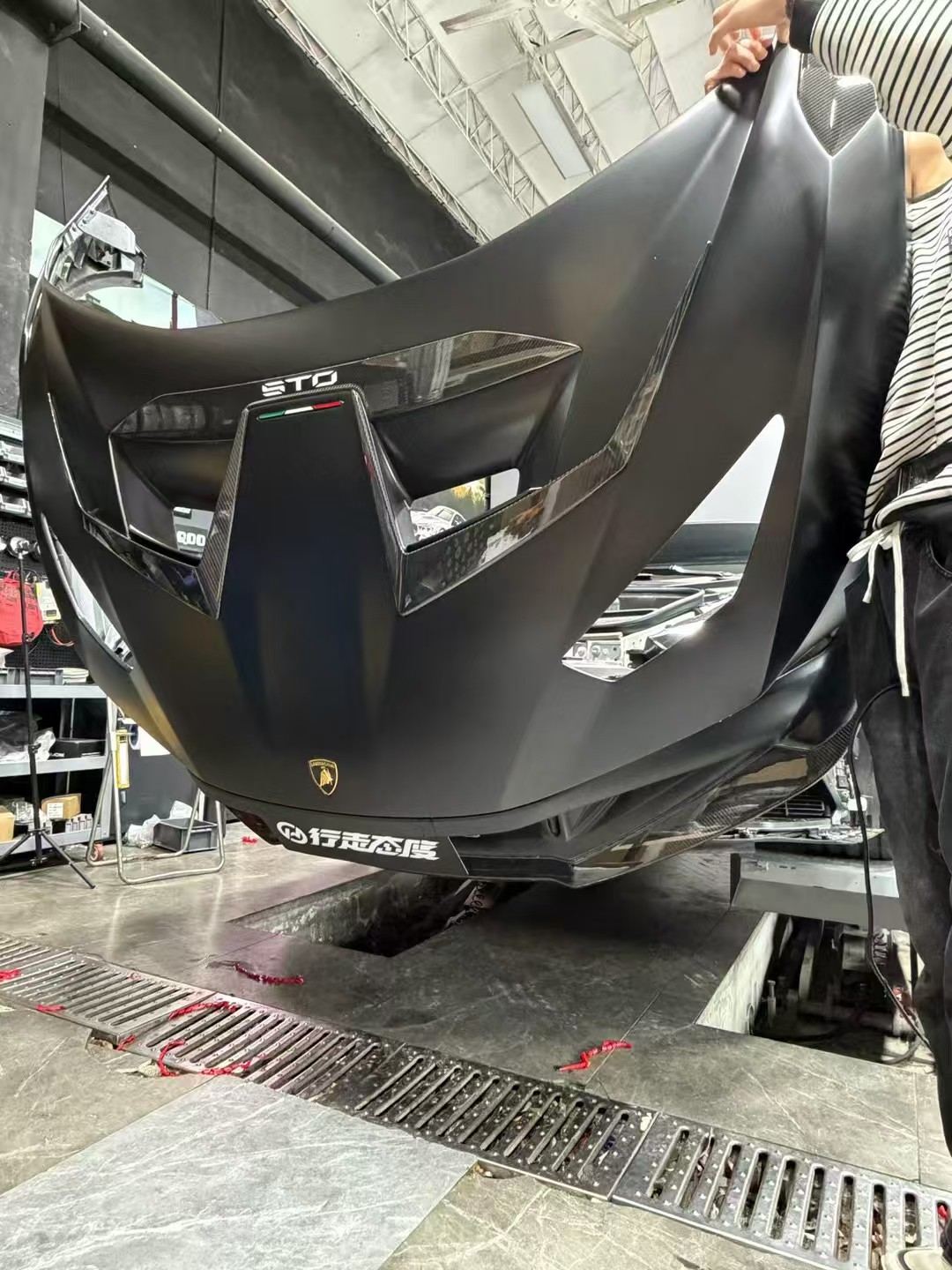 Lamborghini STO V Style Dry Carbon Parts - styling view