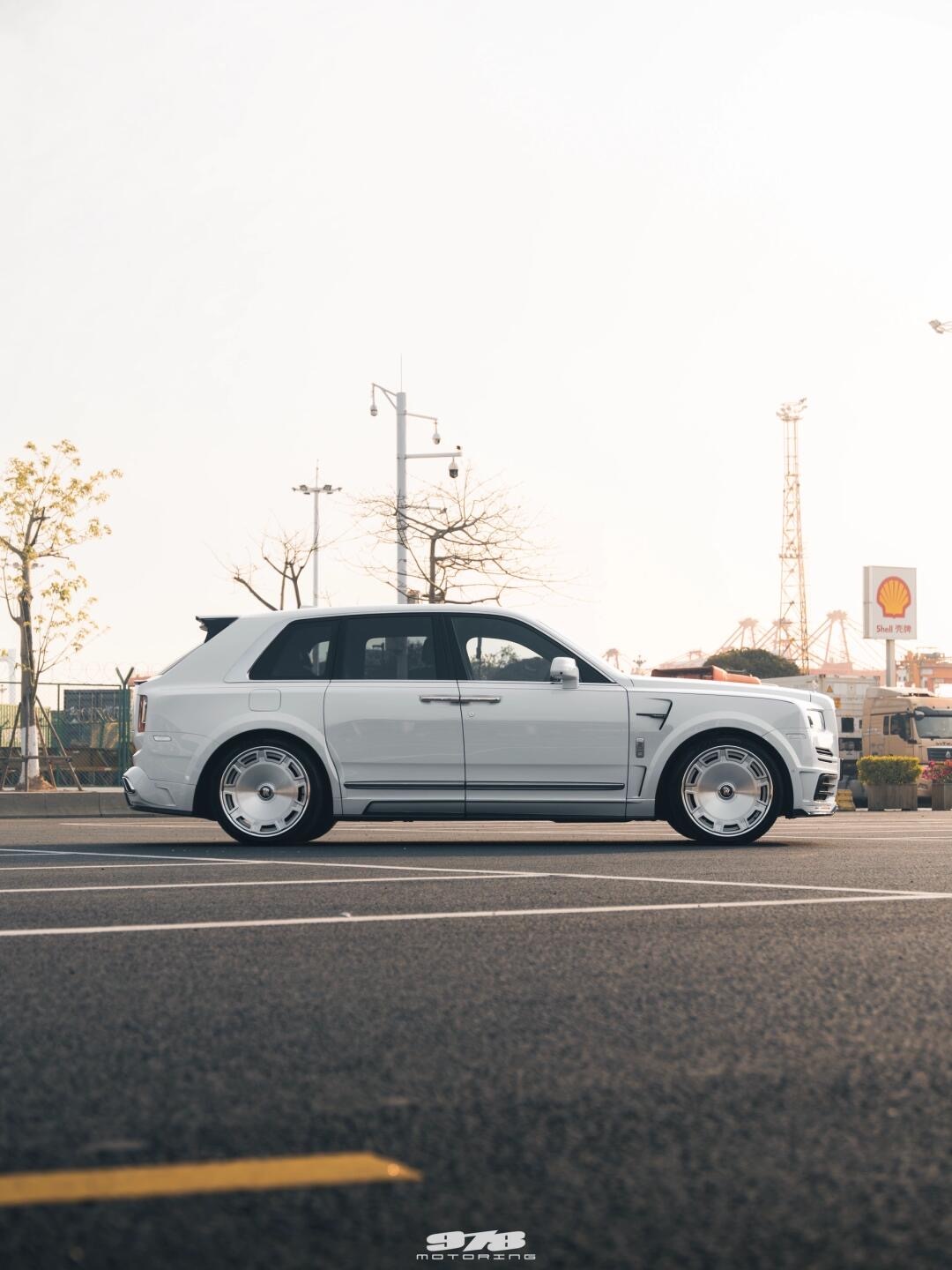 Rolls-Royce Cullinan MSY Generation 1 Style Dry Carbon Body Kit - styling view