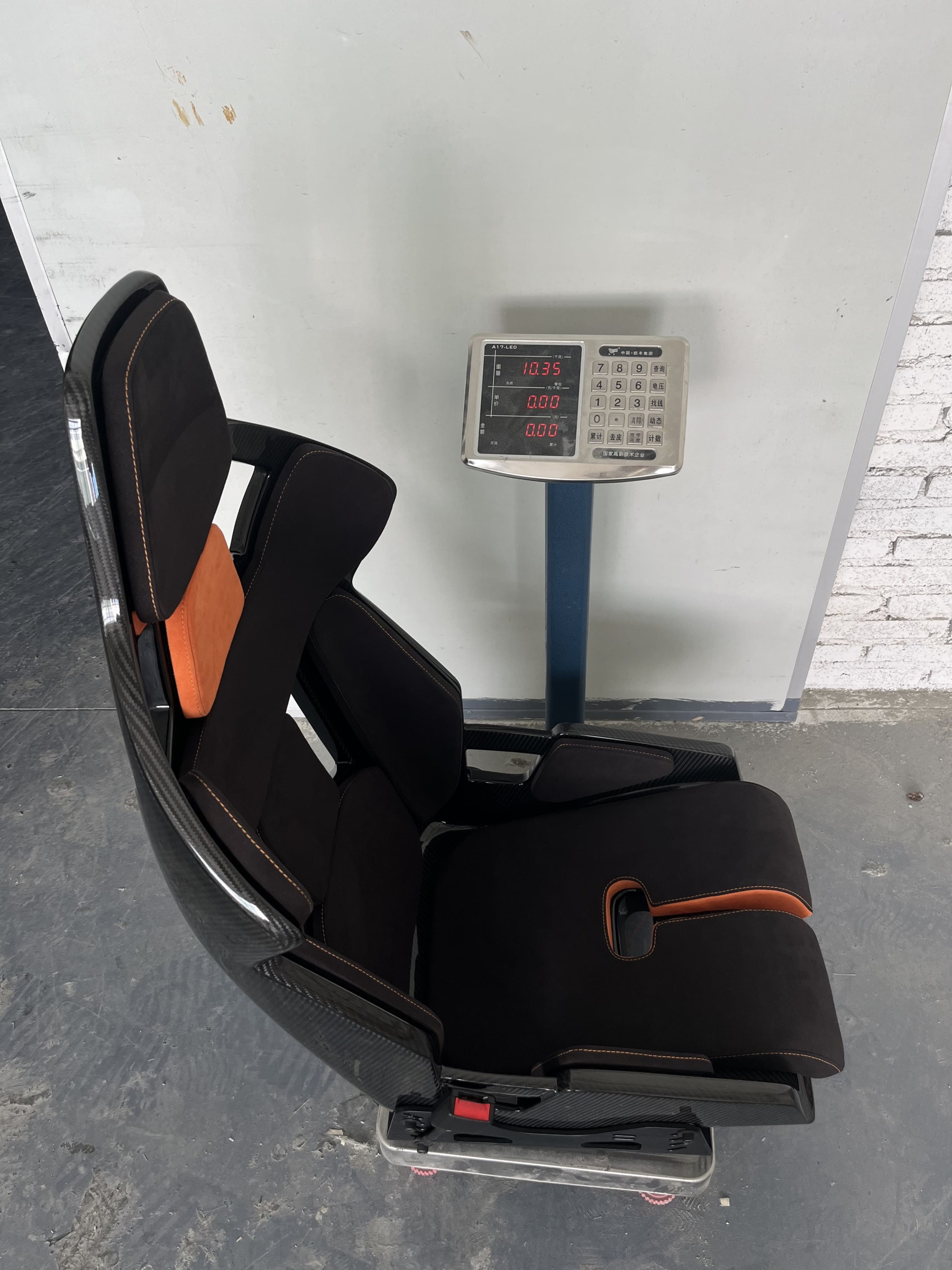 Porsche GW Style Dry Carbon Bucket Seat - styling view