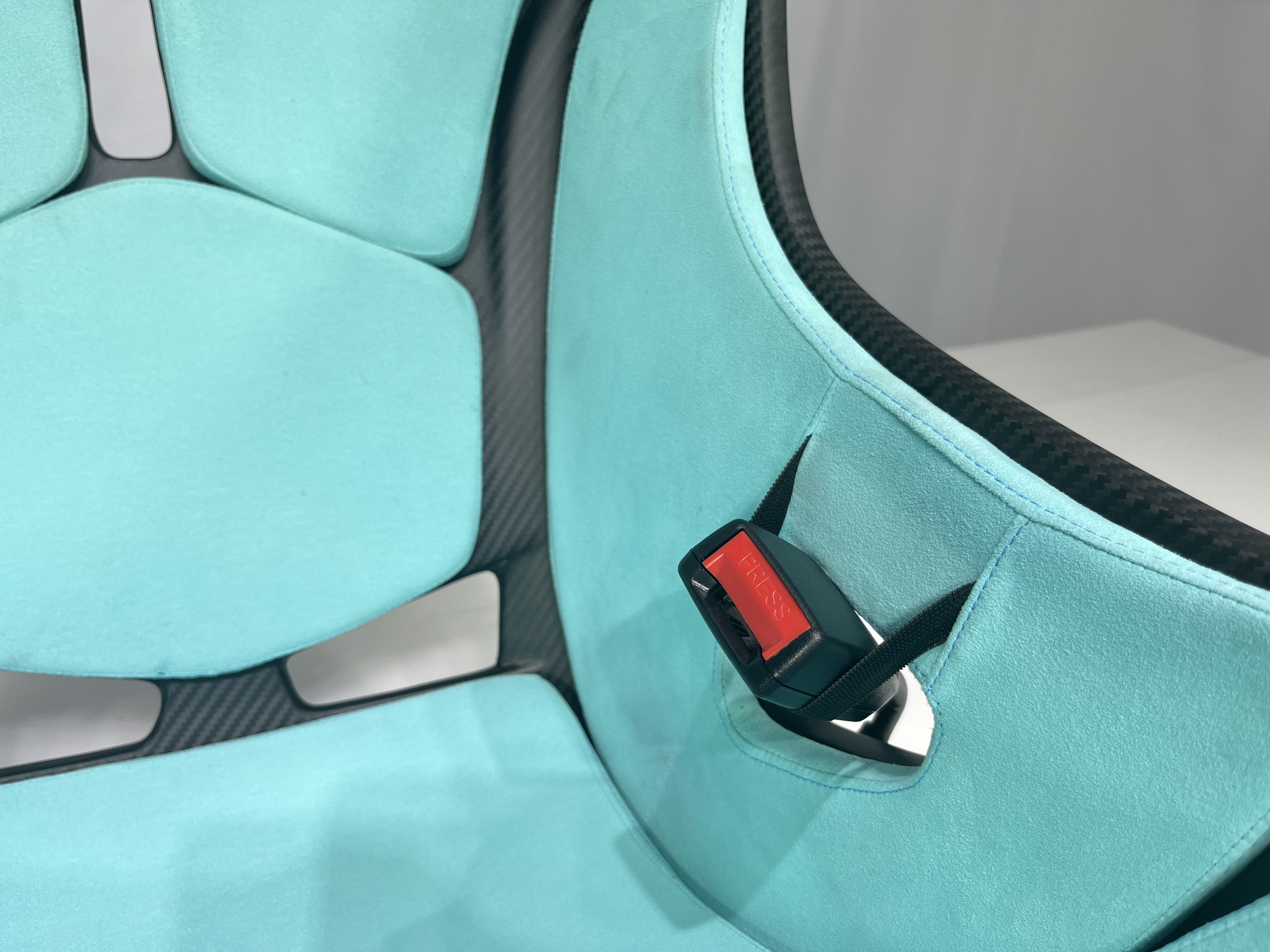 McLaren Senna Style Dry Carbon Bucket Seat - styling view