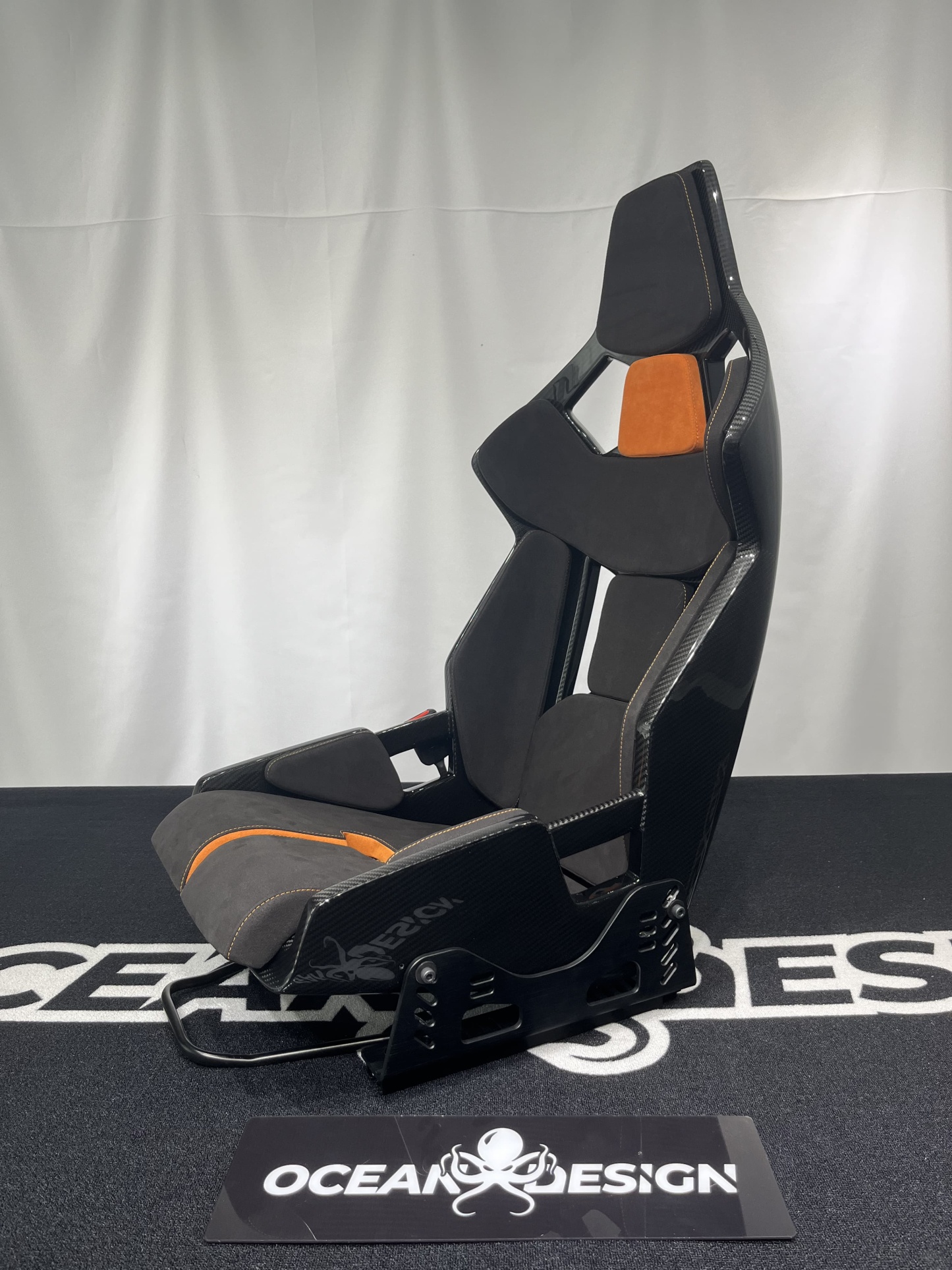 Porsche GW Style Dry Carbon Bucket Seat - styling view