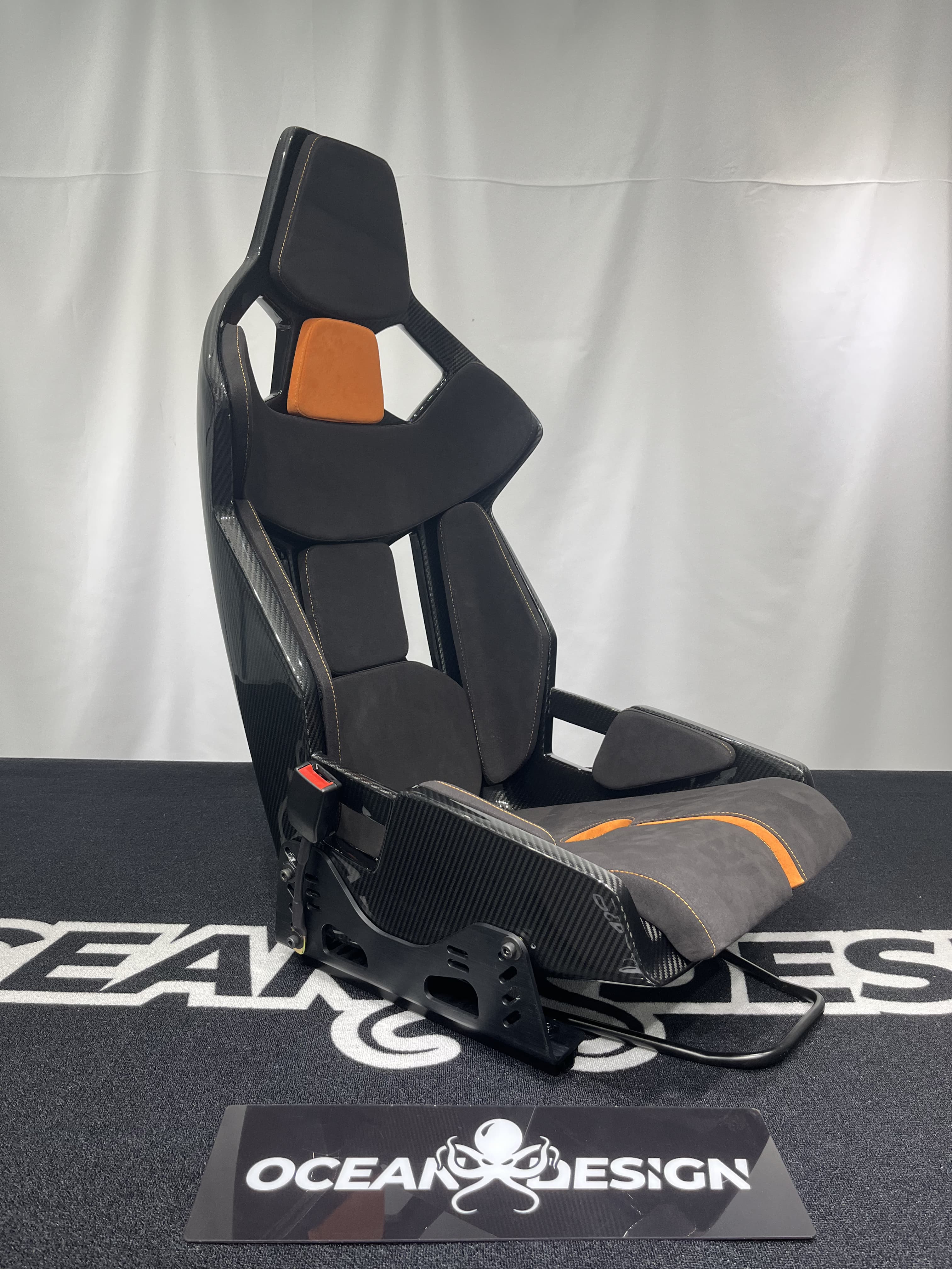Porsche GW Style Dry Carbon Bucket Seat - styling view