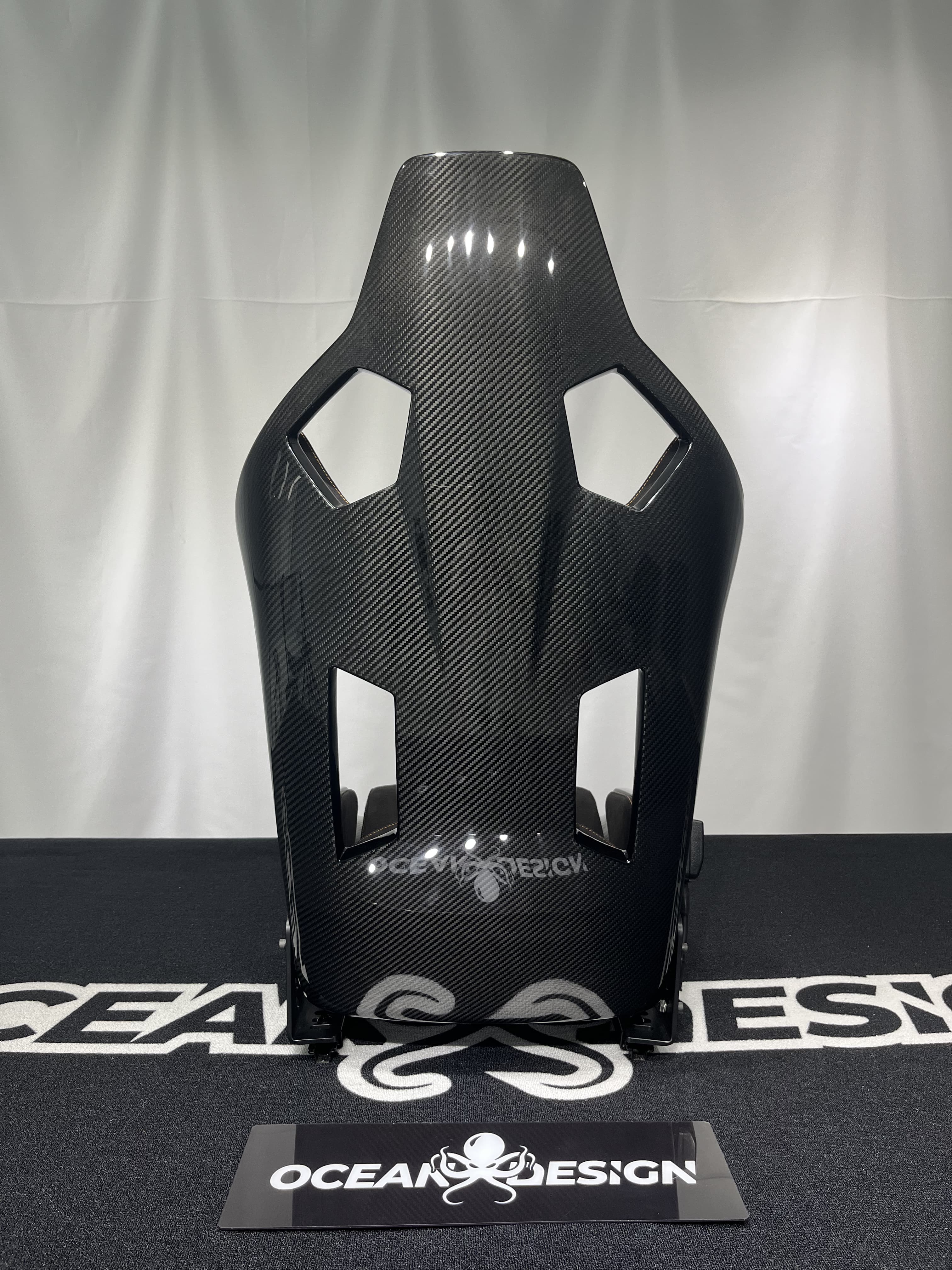 Porsche GW Style Dry Carbon Bucket Seat - styling view