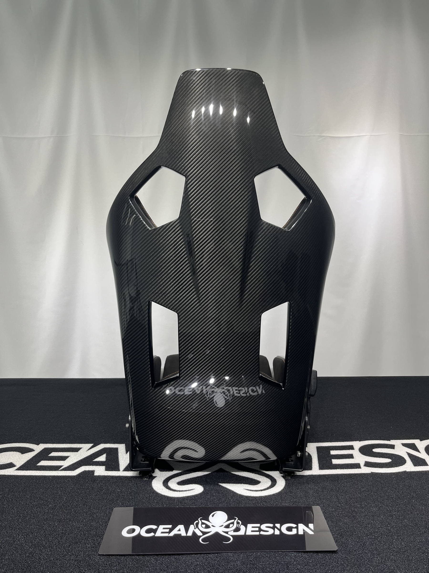 Porsche GW Style Dry Carbon Bucket Seat - styling view