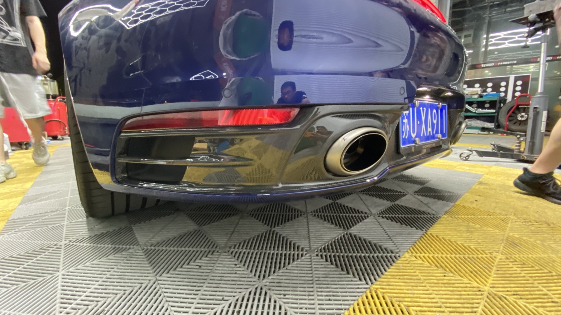Porsche 911 992 SD Style Dry Carbon Rear Lip - styling view