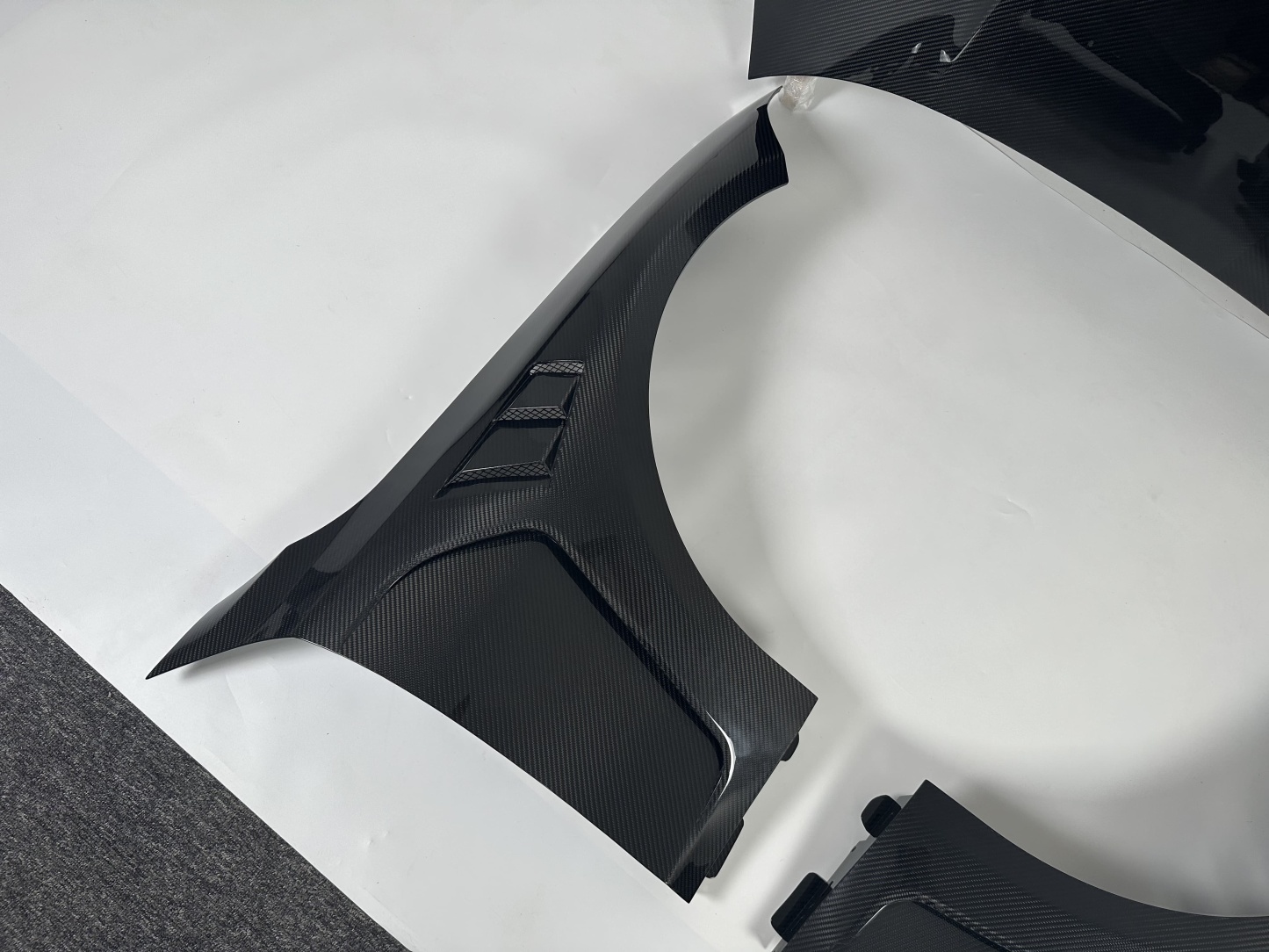 BMW G80 M3/G82 M4 AP Style Dry Carbon Fenders - styling view