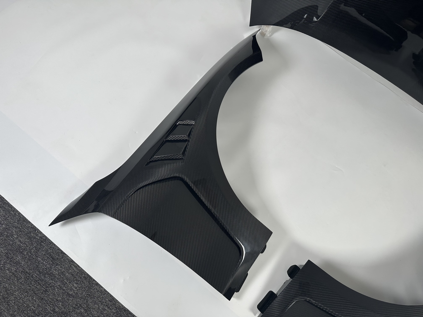 BMW G80 M3/G82 M4 AP Style Dry Carbon Fenders - styling view