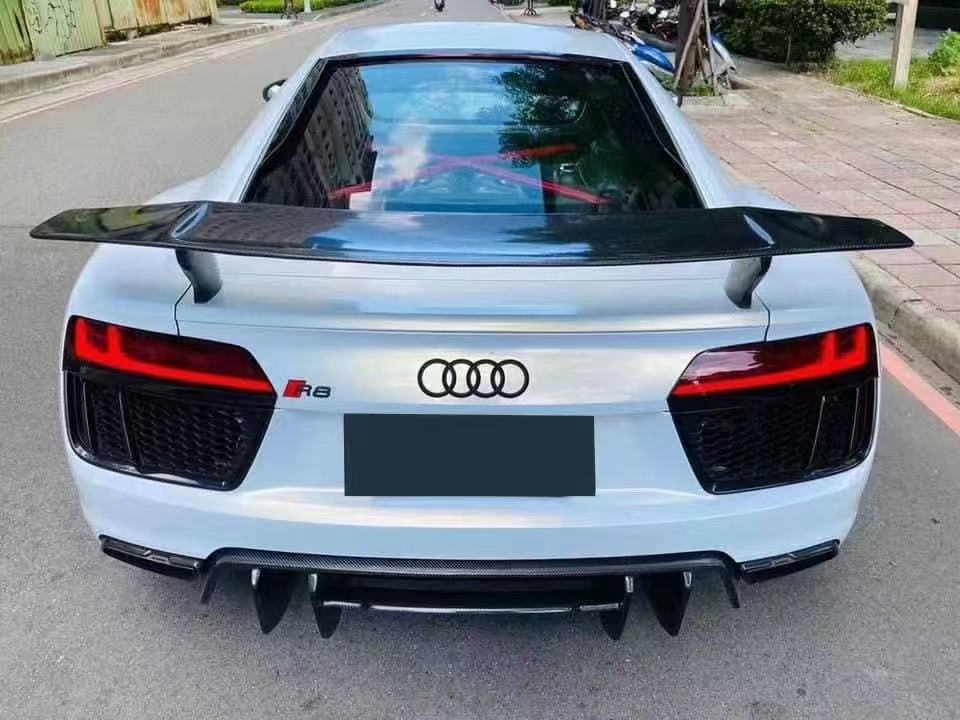 Audi R8 V Style Dry Carbon Parts - styling view
