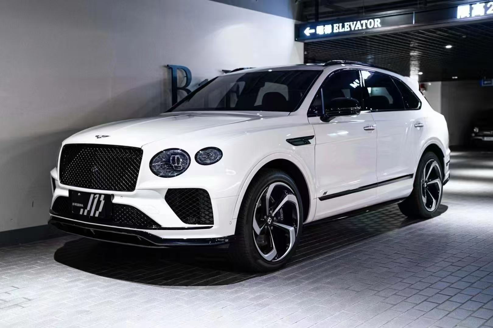 Bentley Bentayga 2021-2025 V8 S Style Dry Carbon Parts - styling view
