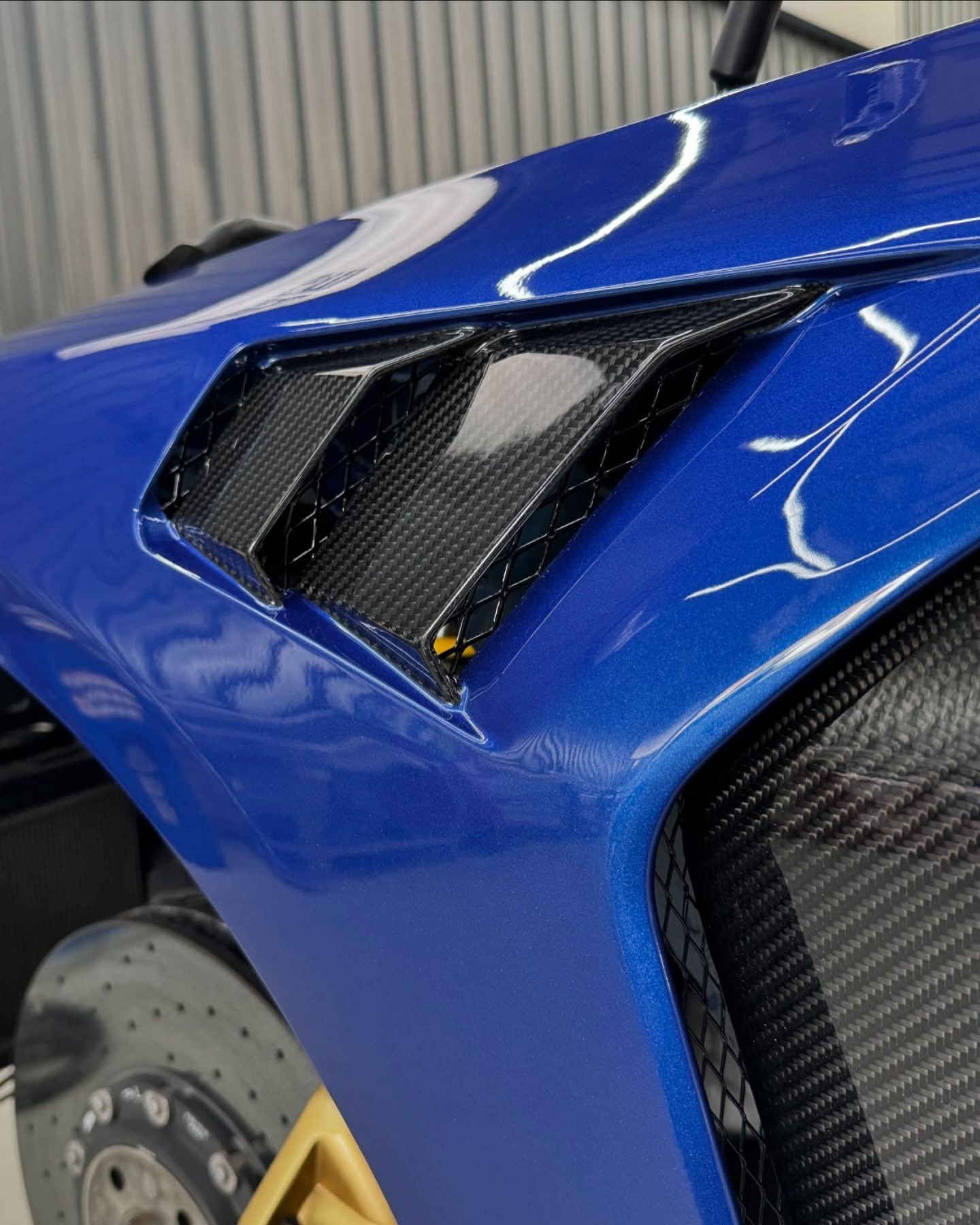 BMW G80 M3/G82 M4 AP Style Dry Carbon Fenders - styling view