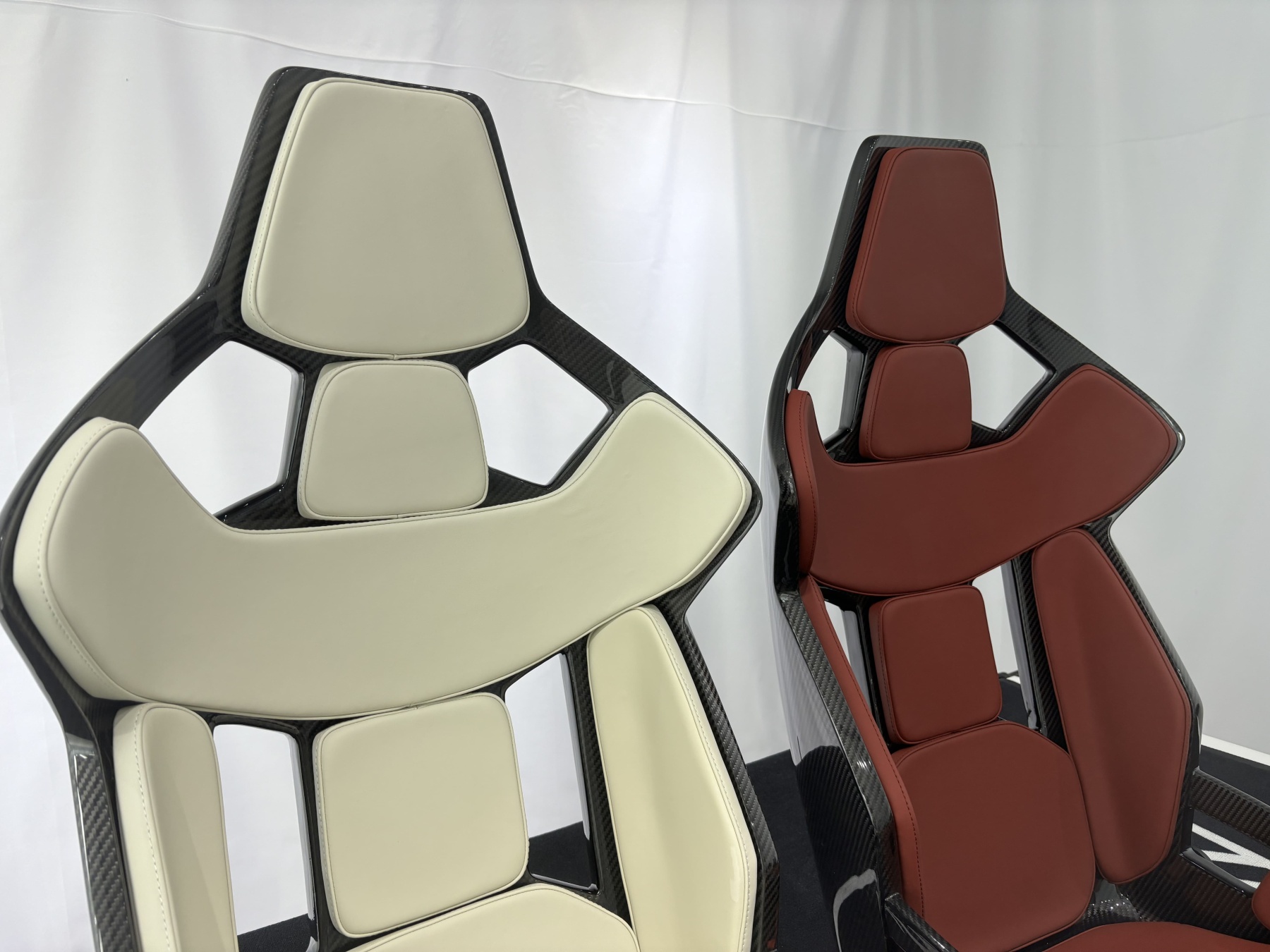 Porsche GW Style Dry Carbon Bucket Seat - styling view