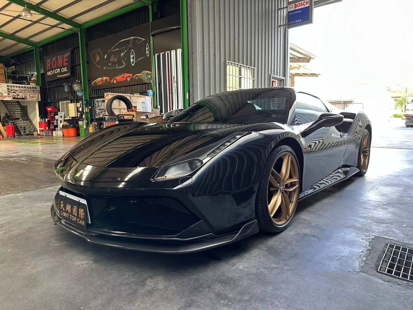 Ferrari 488 V Style Dry Carbon Parts - styling view