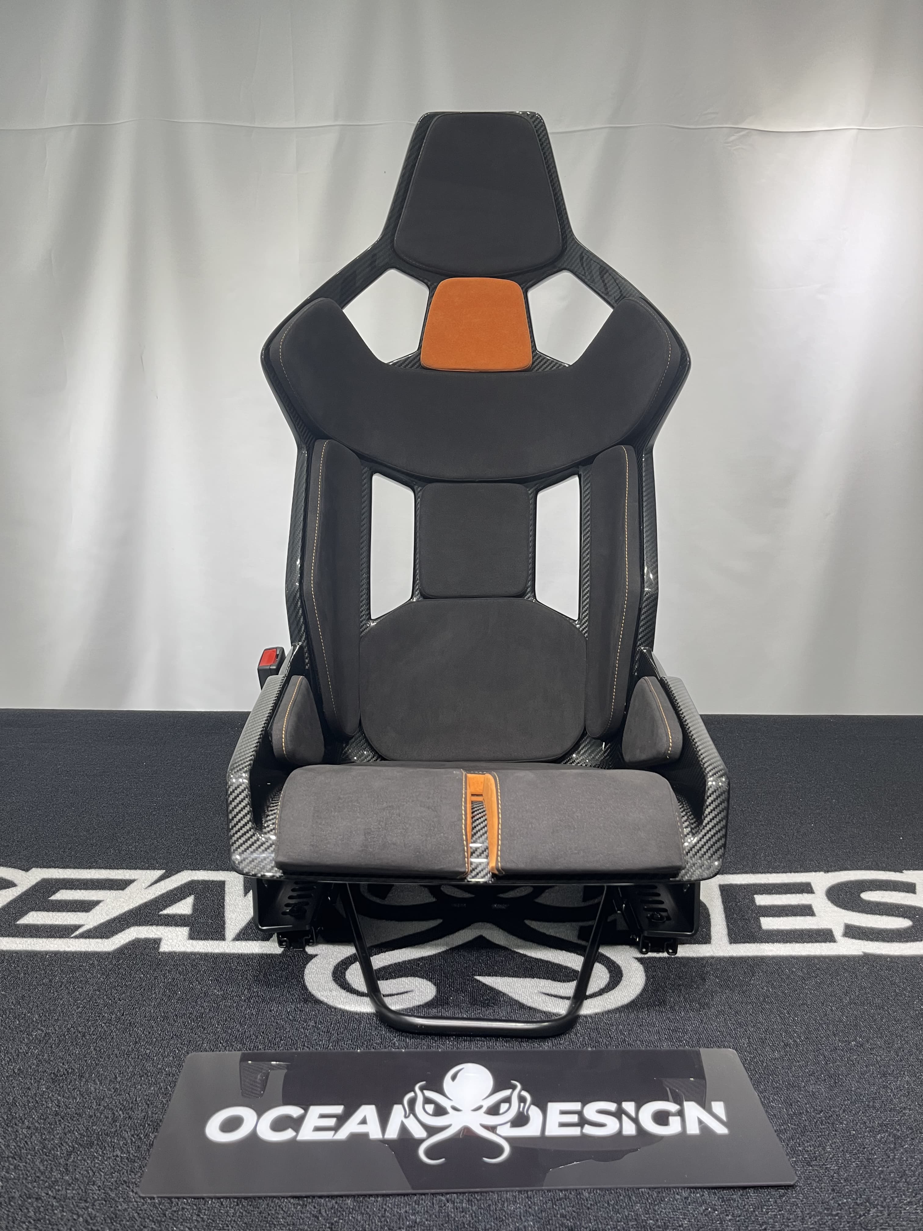 Porsche GW Style Dry Carbon Bucket Seat - styling view
