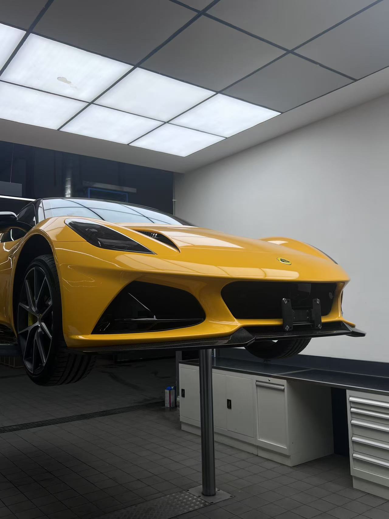 Lotus Emira Ocean Design Style Dry Carbon Parts - styling view