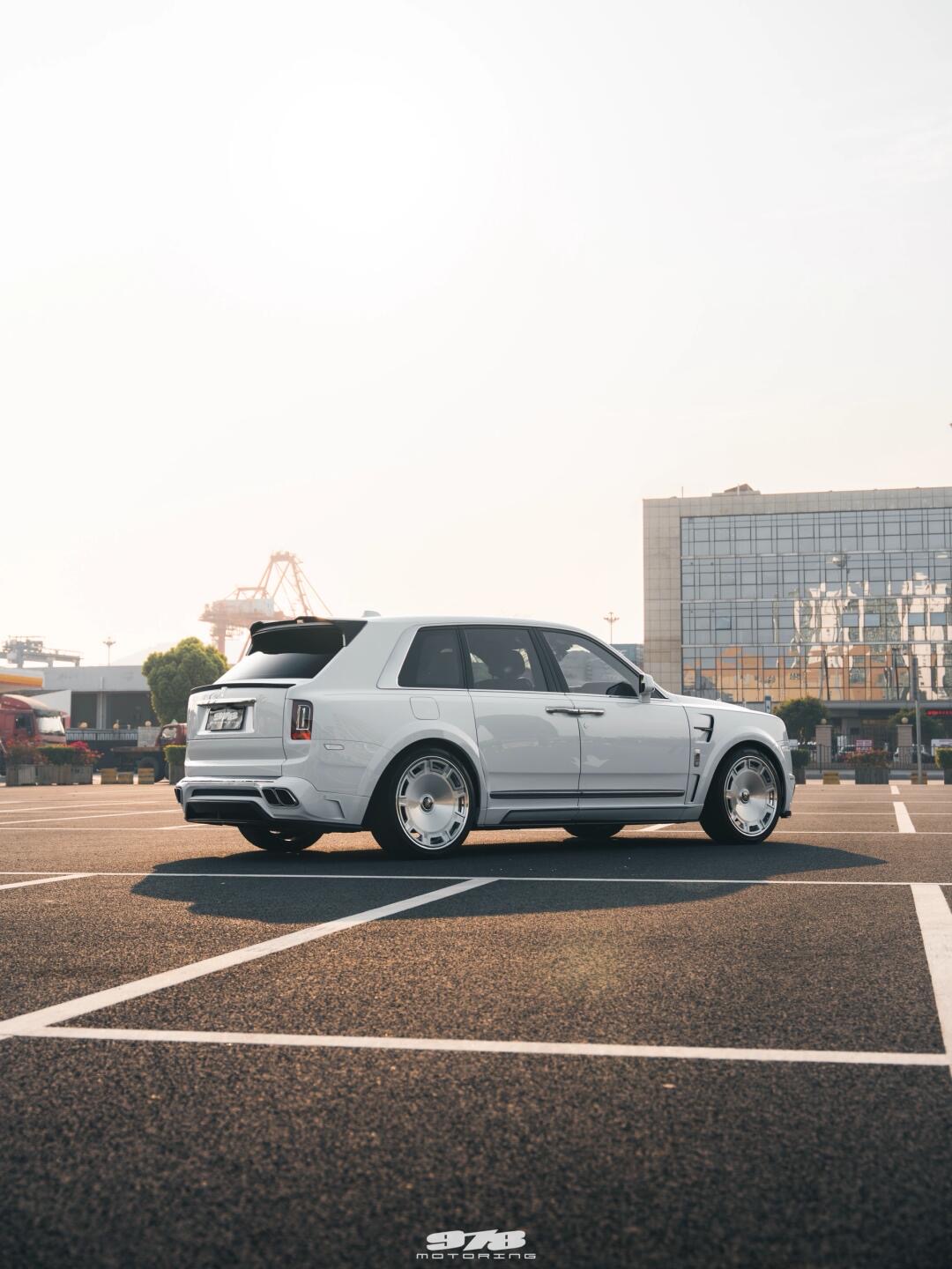 Rolls-Royce Cullinan MSY Generation 1 Style Dry Carbon Body Kit - styling view