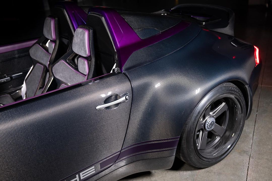 Porsche GW Style Dry Carbon Bucket Seat - styling view
