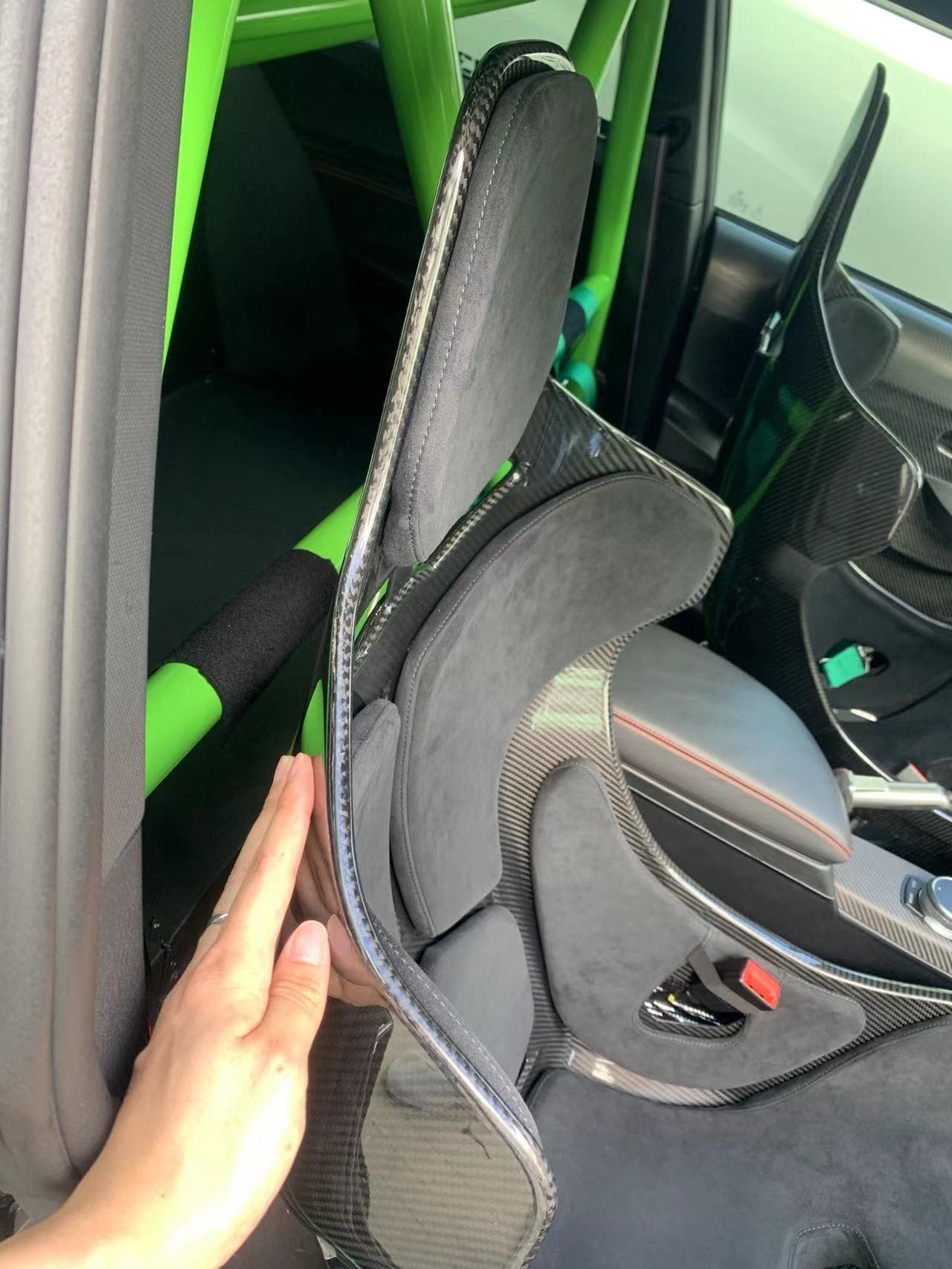 McLaren Senna Style Dry Carbon Bucket Seat - styling view