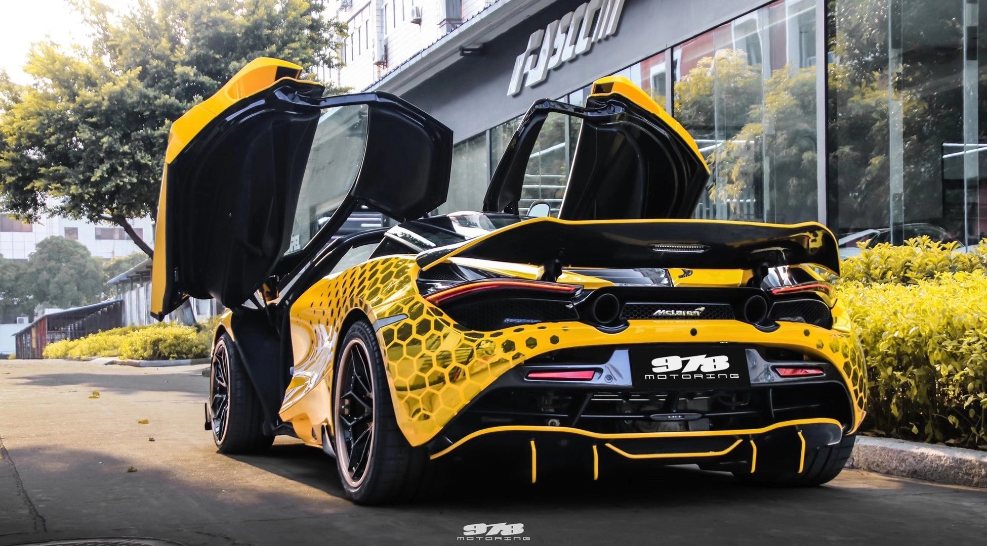 McLaren 720S V Style Carbon Fiber Parts - styling view
