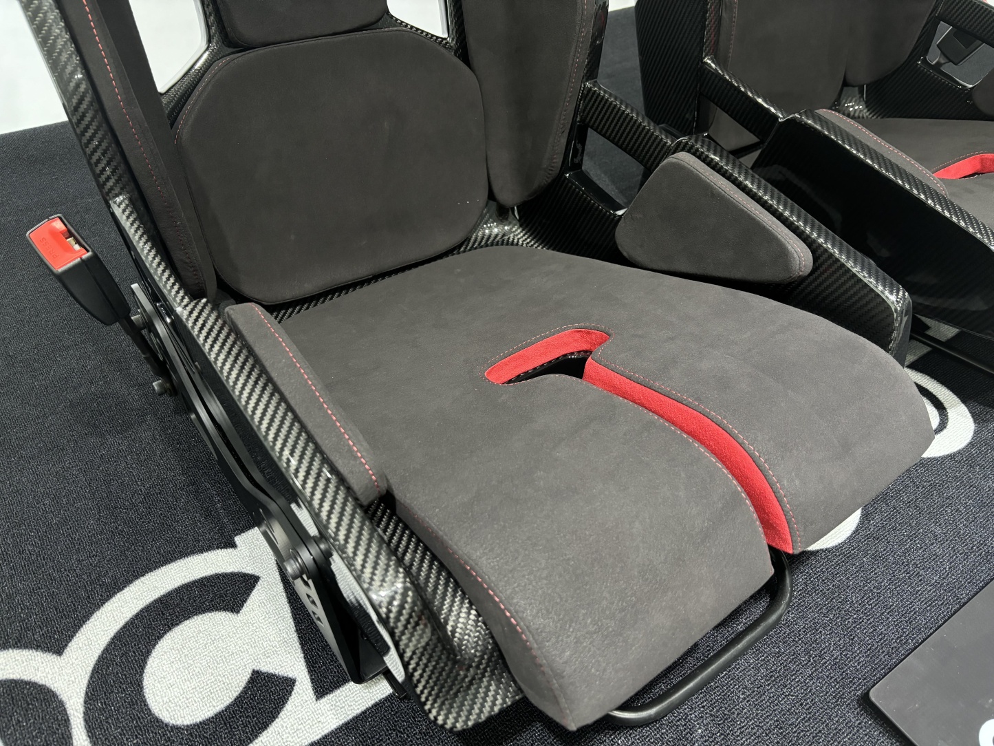 Porsche GW Style Dry Carbon Bucket Seat - styling view