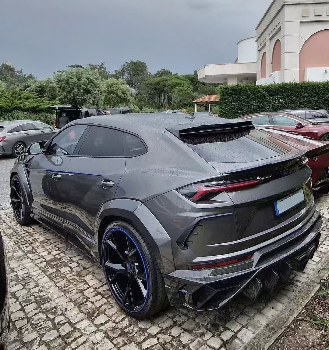 Lamborghini Urus MSY Generation 2 Style Dry Carbon Body Kit - styling view