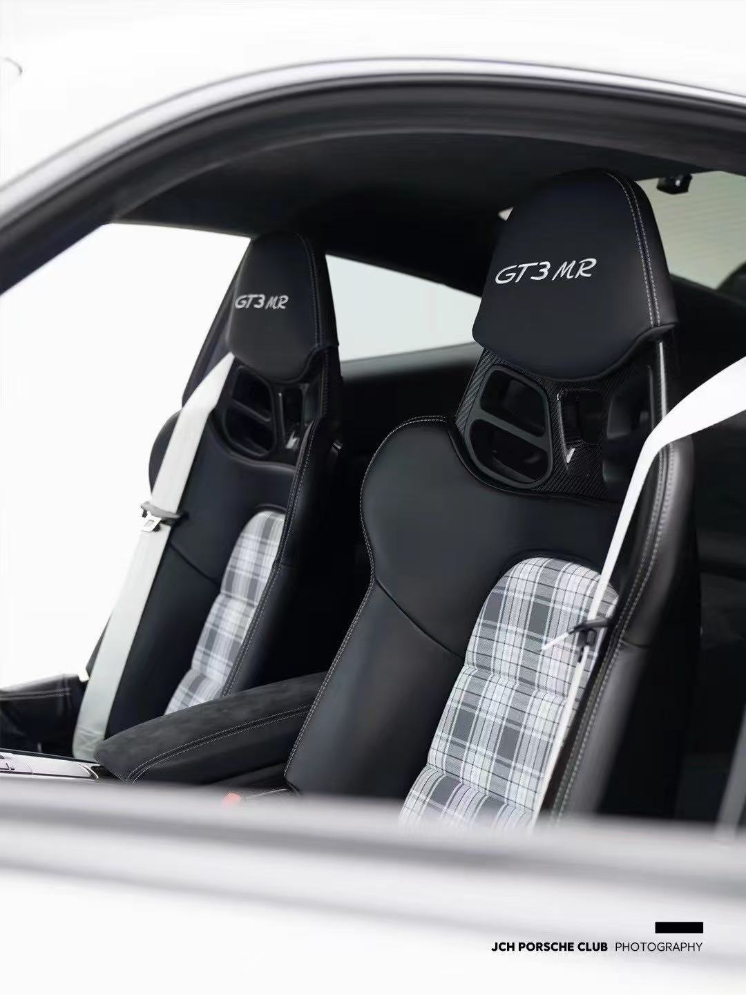 Porsche GT3 RS Style Dry Carbon Bucket Seat - styling view