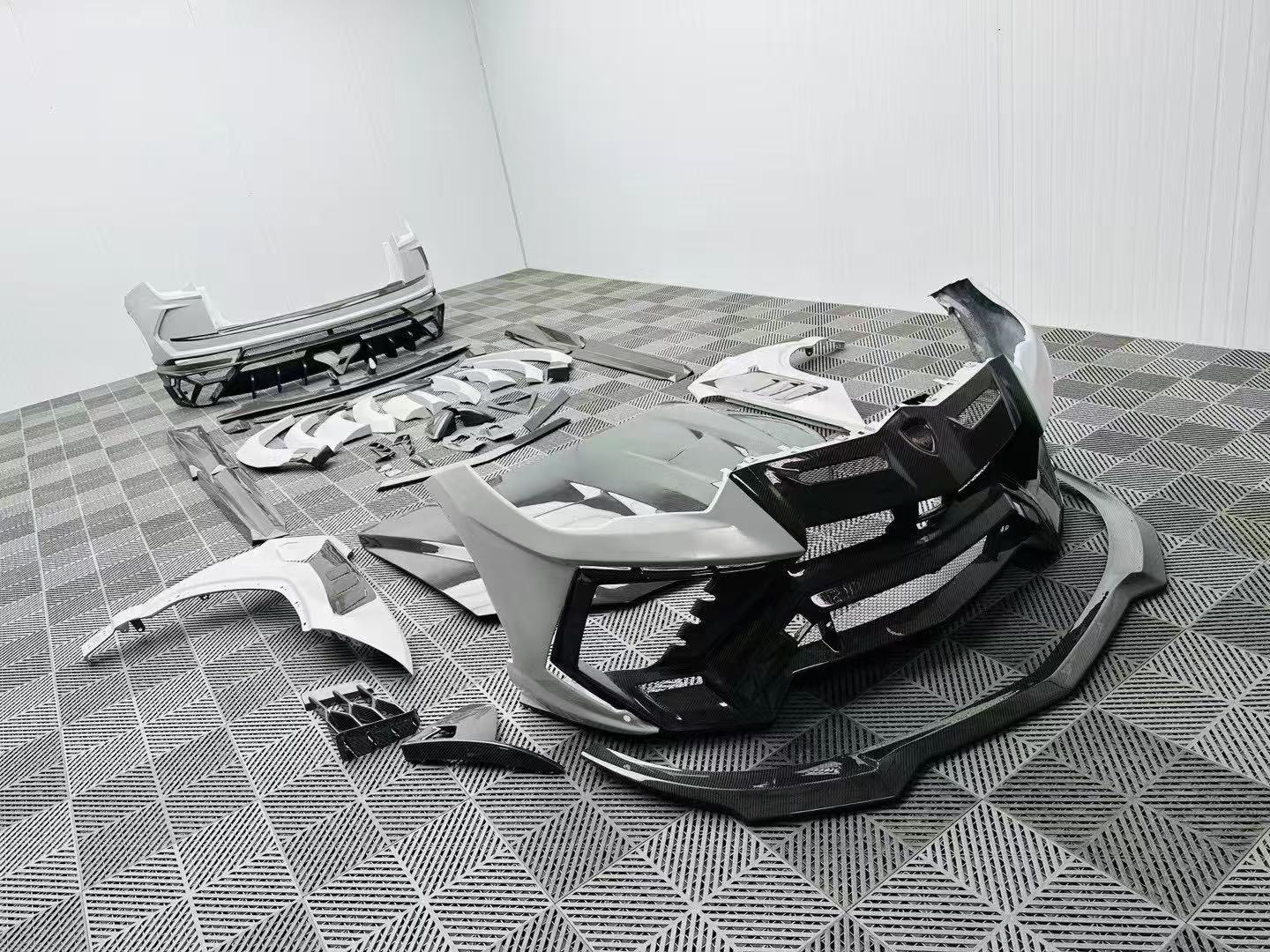 Lamborghini Urus MSY Generation 1 Style Dry Carbon Body Kit - styling reference for Generation 1 - Dry Carbon