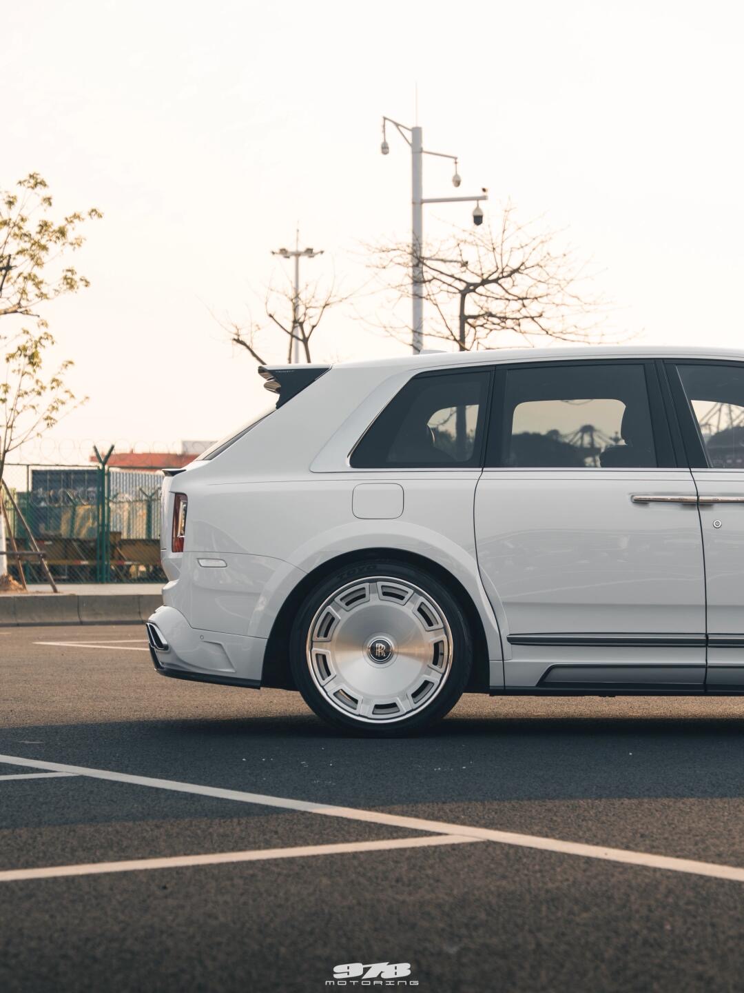 Rolls-Royce Cullinan MSY Generation 1 Style Dry Carbon Body Kit - styling view