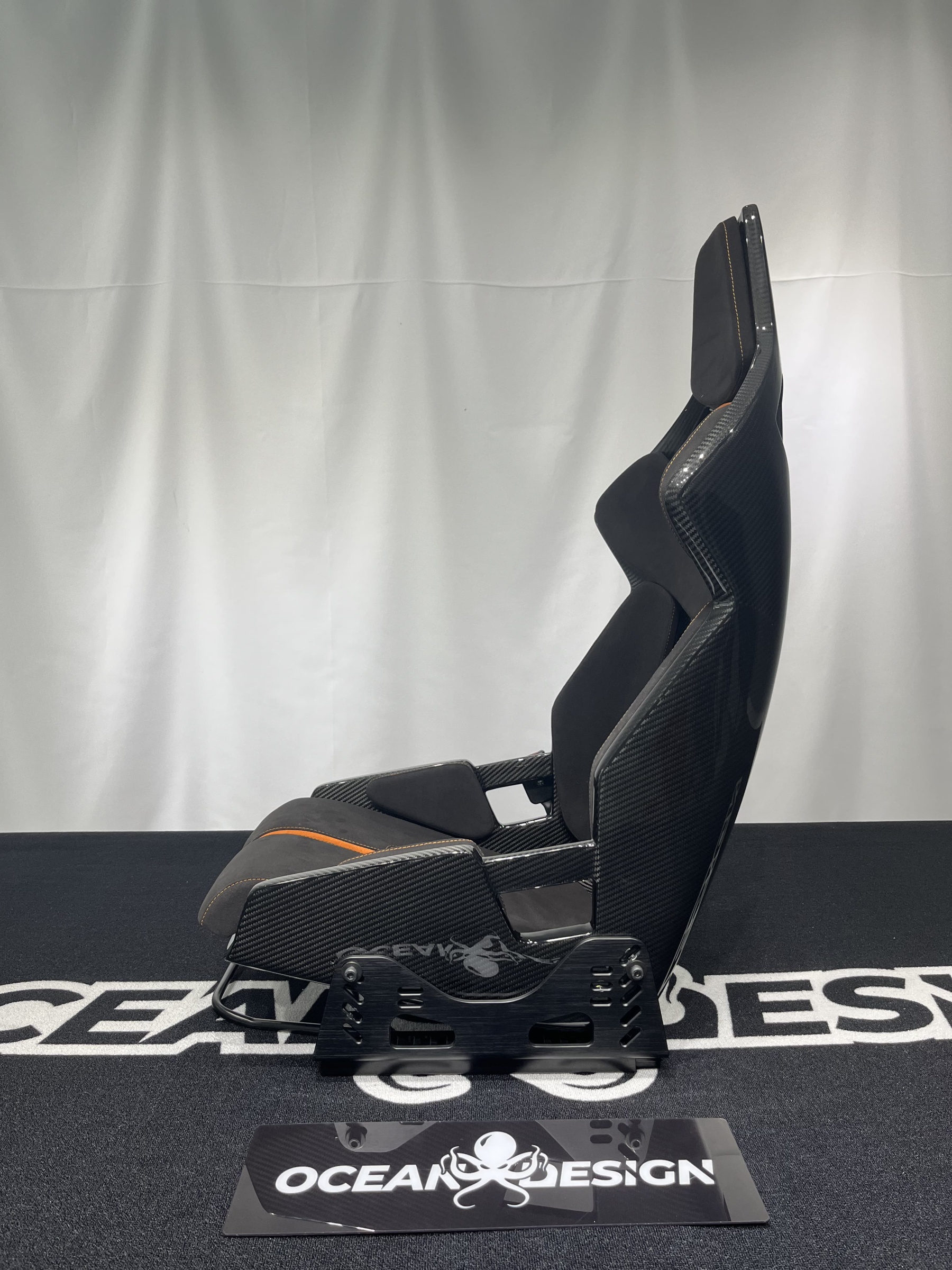 Porsche GW Style Dry Carbon Bucket Seat - styling view