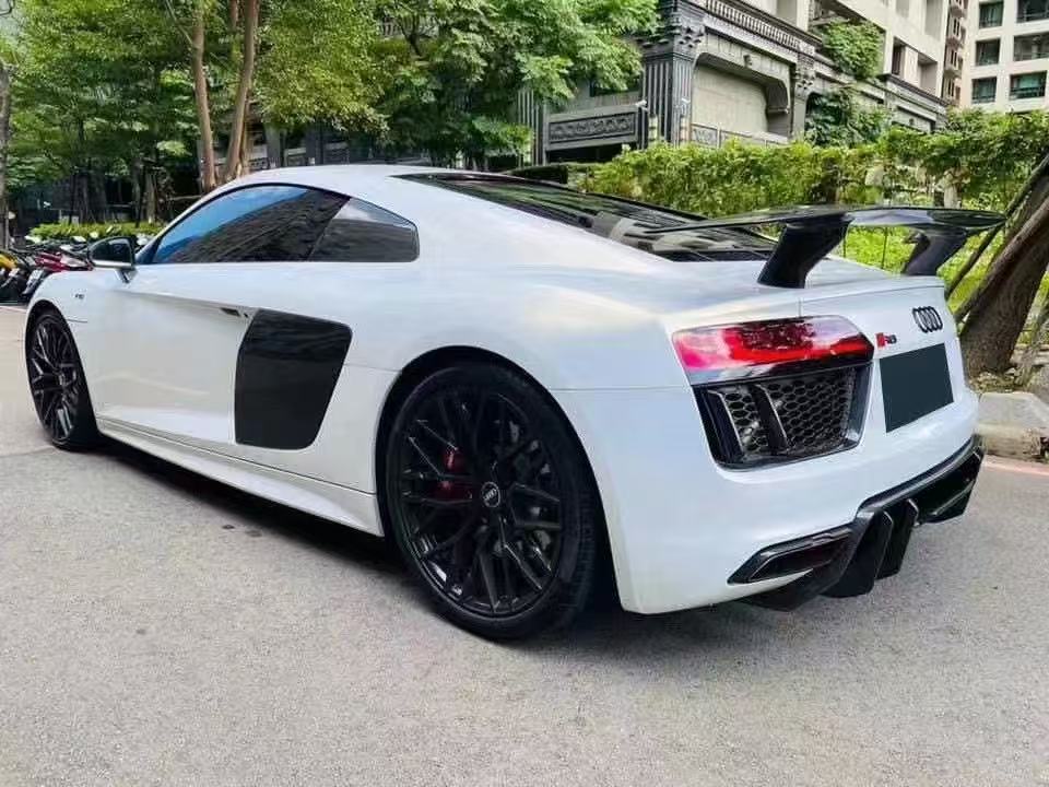 Audi R8 V Style Dry Carbon Parts - styling view