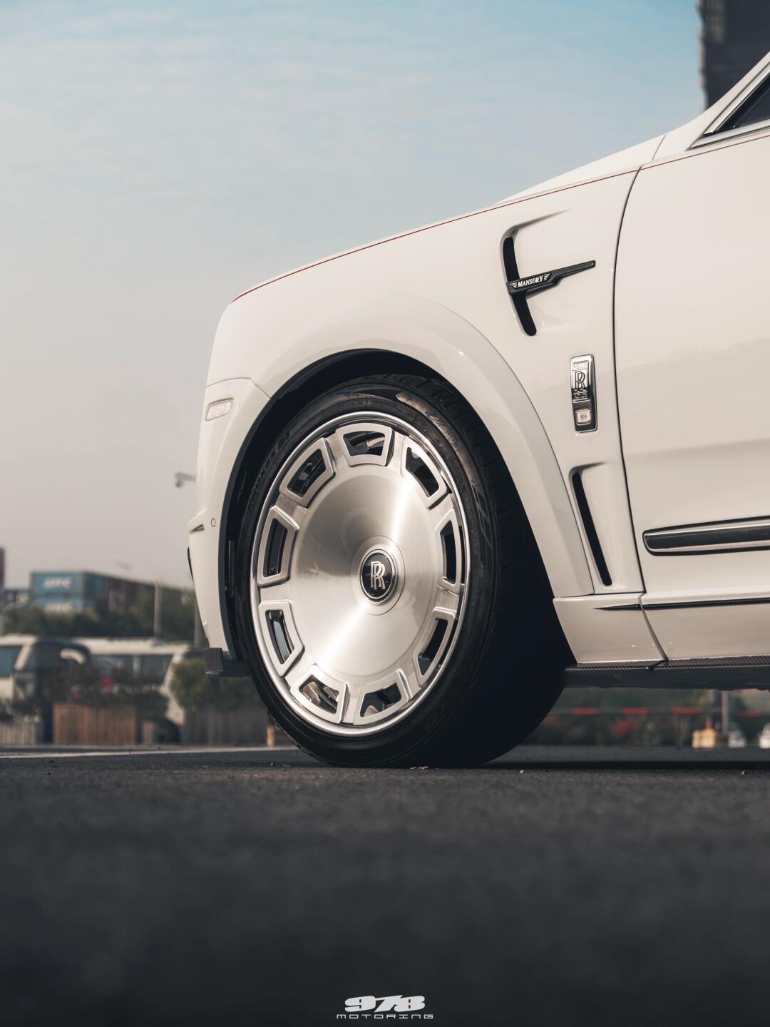 Rolls-Royce Cullinan MSY Generation 1 Style Dry Carbon Body Kit - styling view