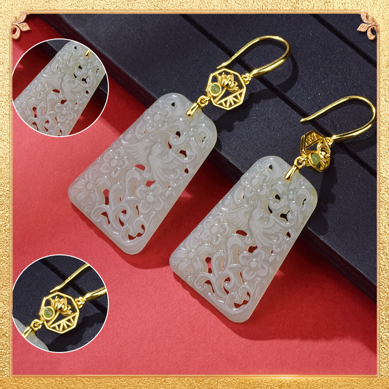 Detail display of the luck-plus earrings