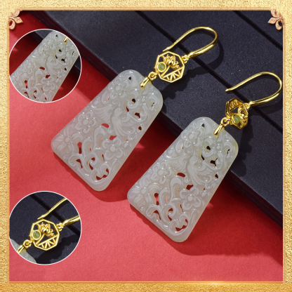 Detail display of the luck-plus earrings