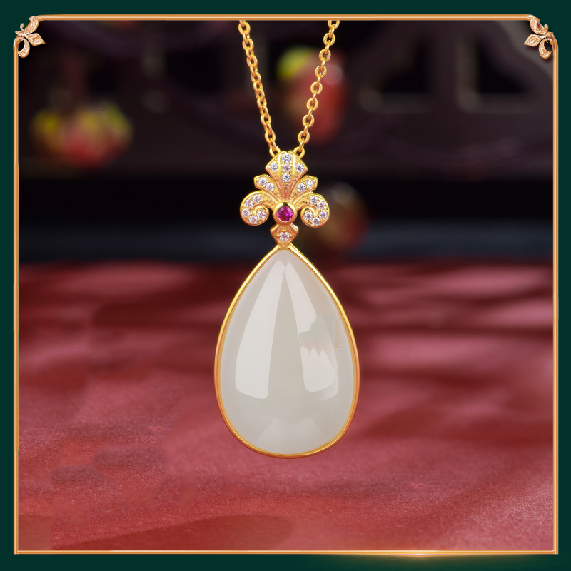 the first display of the pearl-like jade pendant